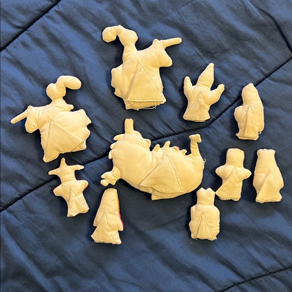 Vintage “Pockets of Learning” Gray, Velcro castle with 10 finger puppets - Picture 9 of 10